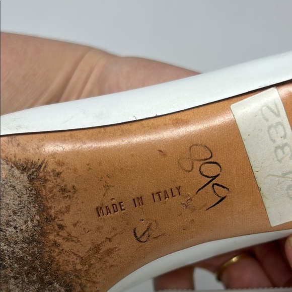 Salvatore Ferragamo Cream and White Flats Gold Hardware Vara Bow Size 6.5 0050 - Picture 7 of 8